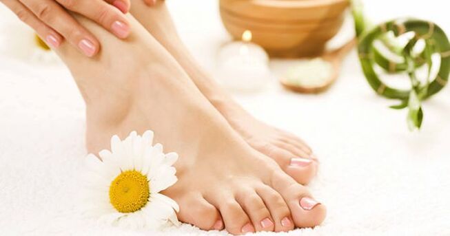 Healthy toenails are treated for fungus with folk remedies