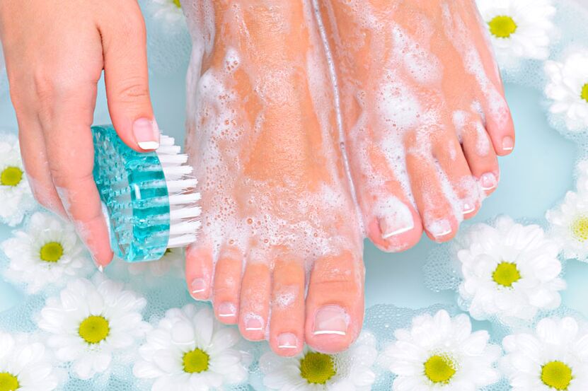 Washing the feet regularly is the prevention of nail fungus